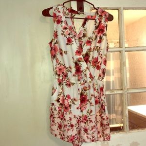 Floral romper with pockets!